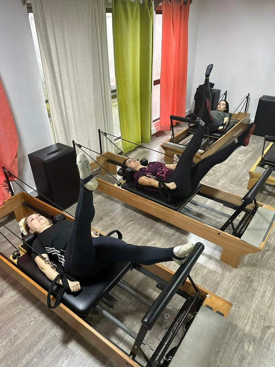 Vista del estudio Pedro Pilates con tres máquinas Reformer en uso
