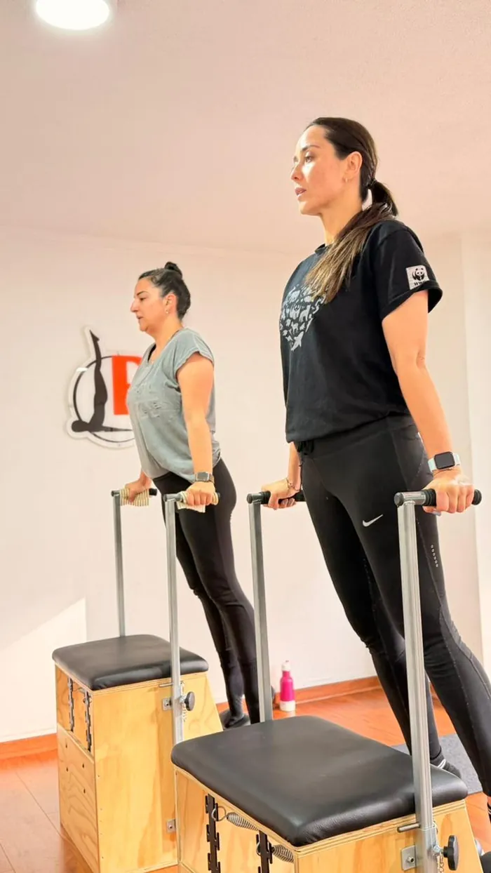 Trabajo en Wunda Chair con dos alumnas en Pilates Studio